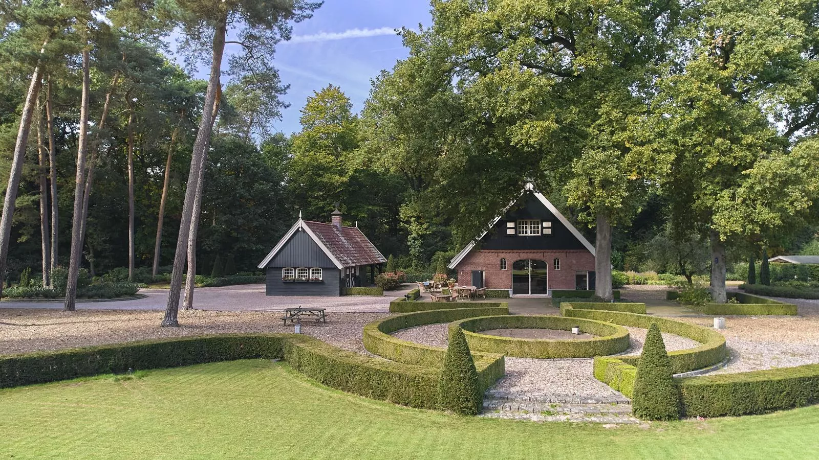 Erve Het Klaashuis-Gardens in summer