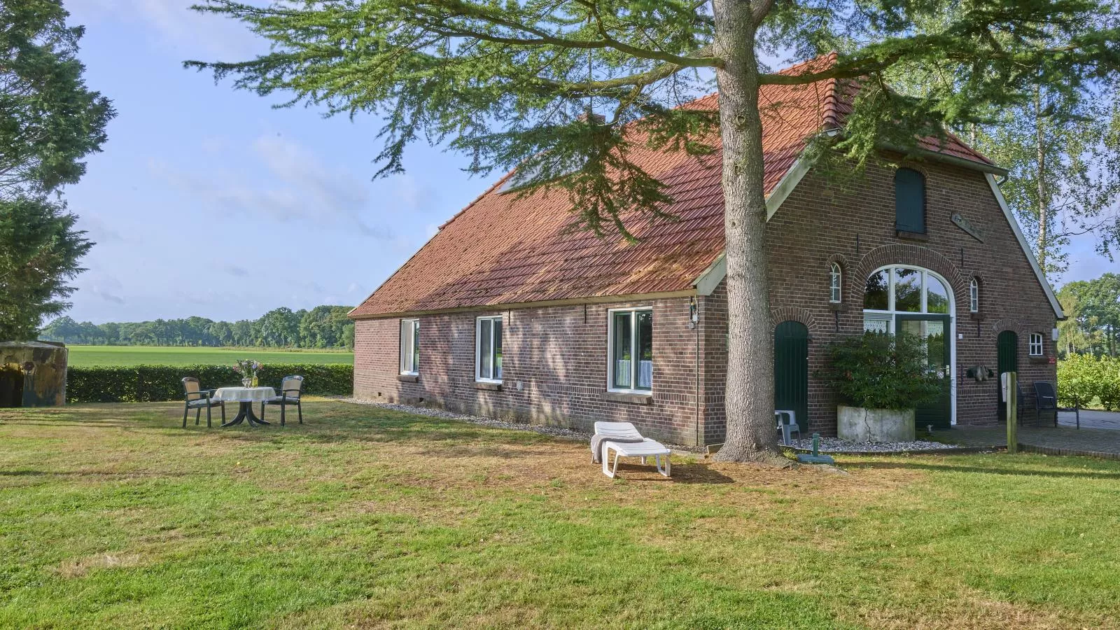 Erve Koeleman-Exterior in summer