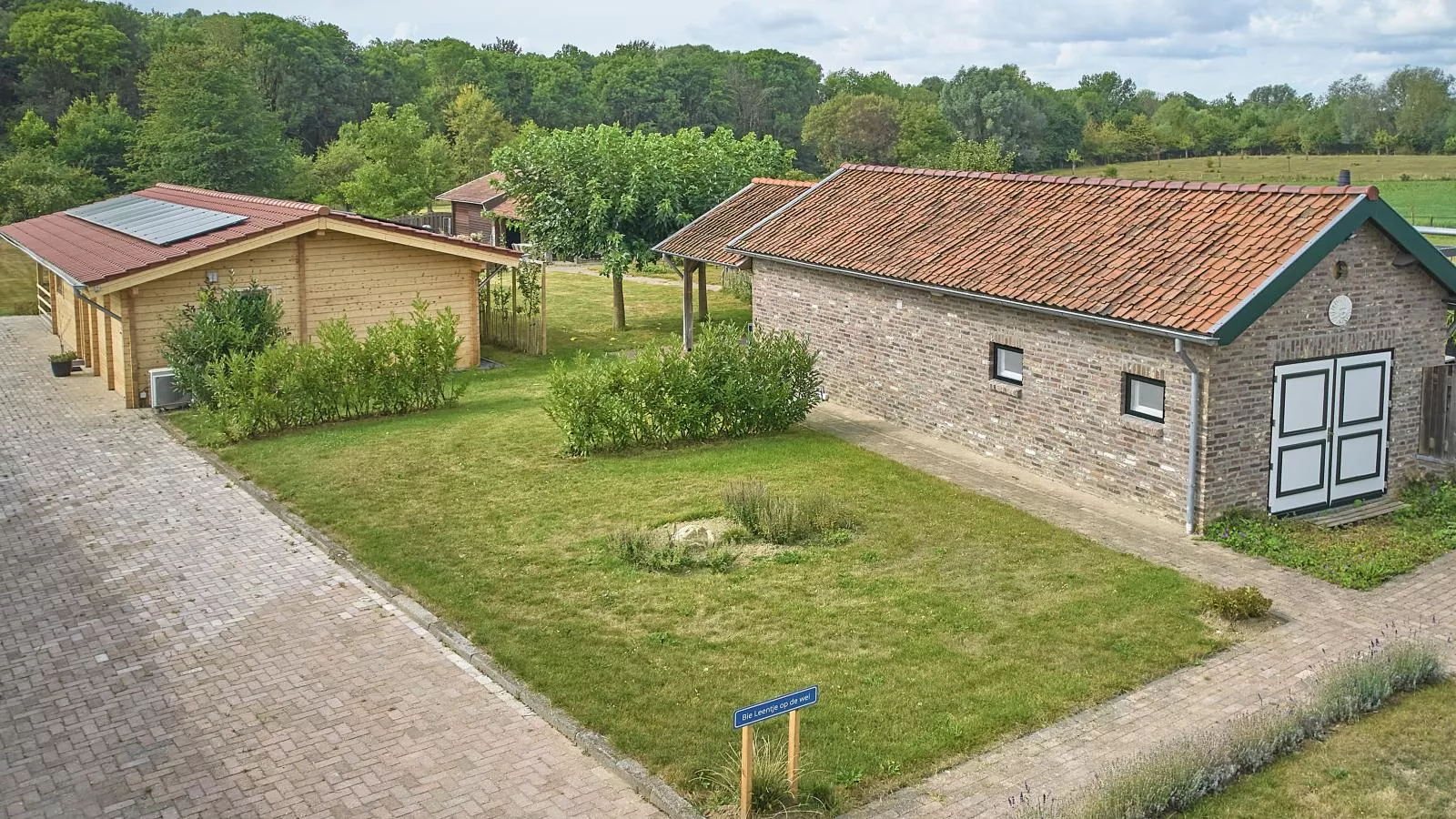 Bie Leentje op de Wei-Jardins en été