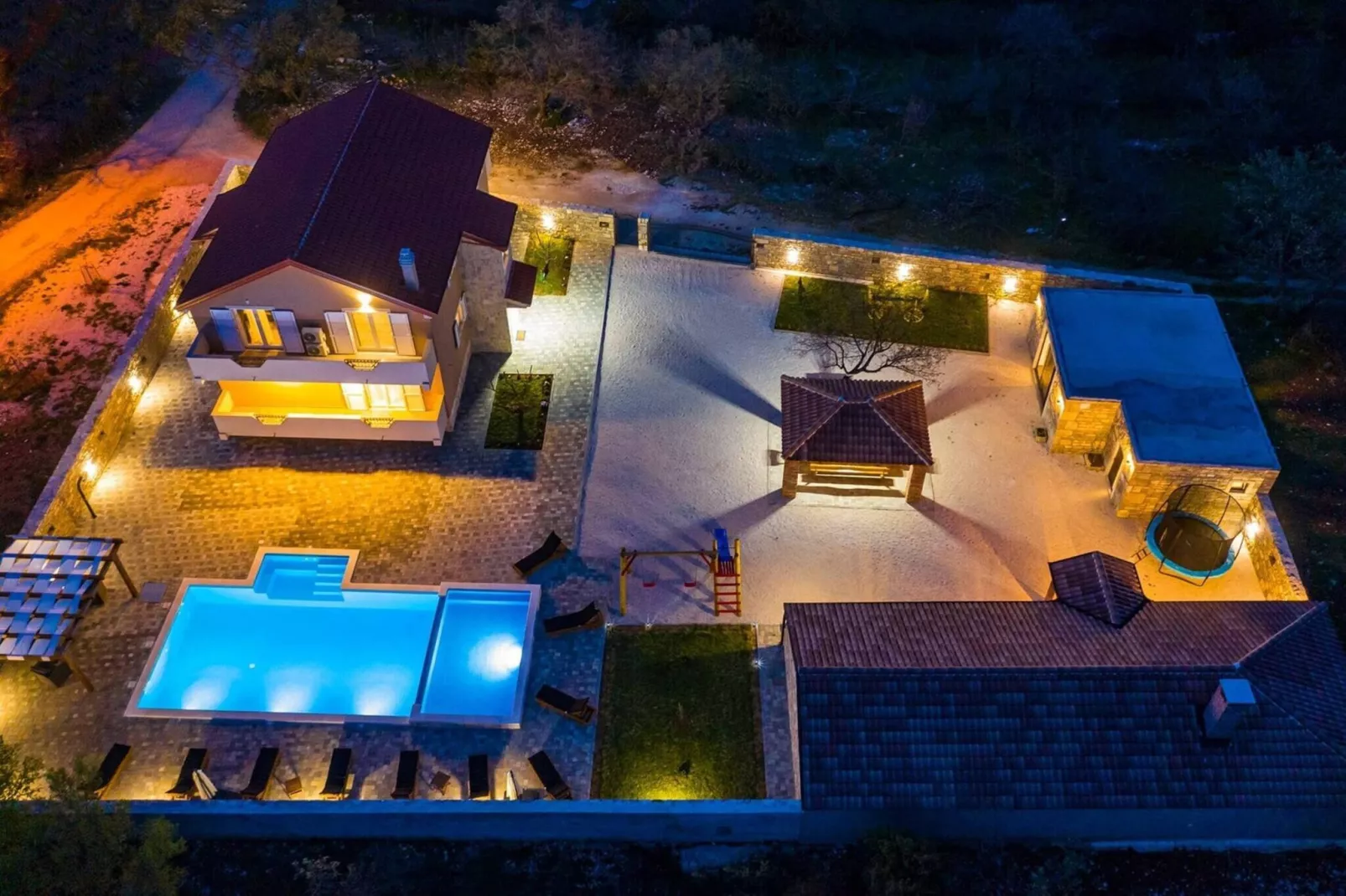 Luxury Villa Escape-Areas within 1km in summer