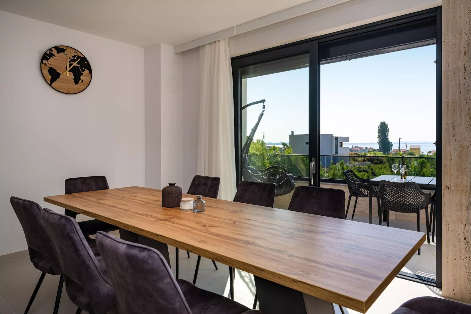 Sea view apartment LaMag-Salle à manger