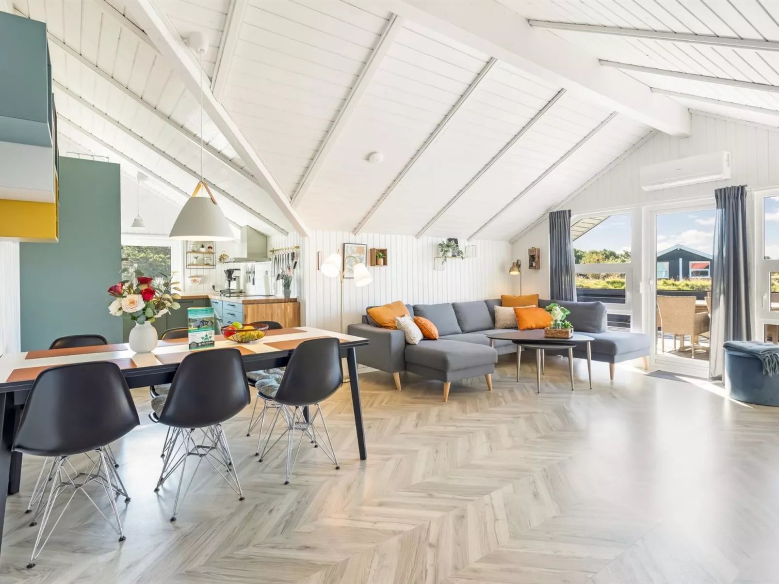 "Skyler" - 1km from the sea-Dedans