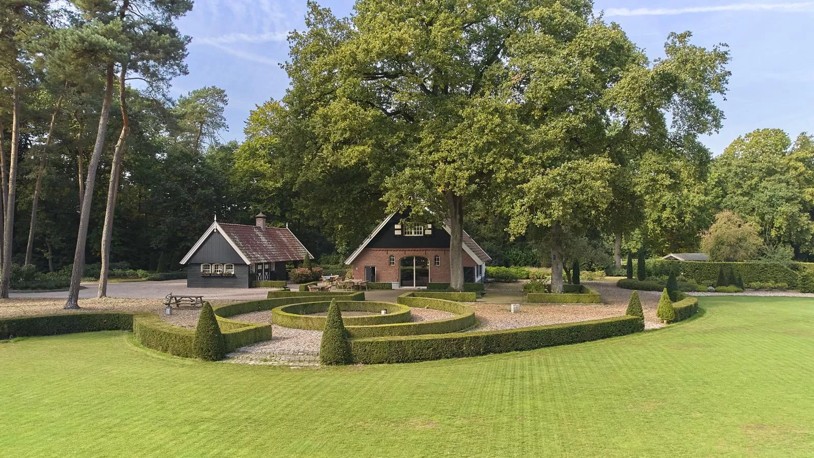 Erve Het Klaashuis-Gardens in summer