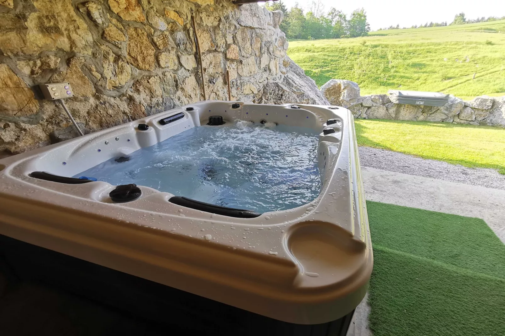 Visnja Gora Meadow Hideaway with Terrace - One Bedroom Cottage with Terrace (owner Hiška na skalci)-Wellnessbereich