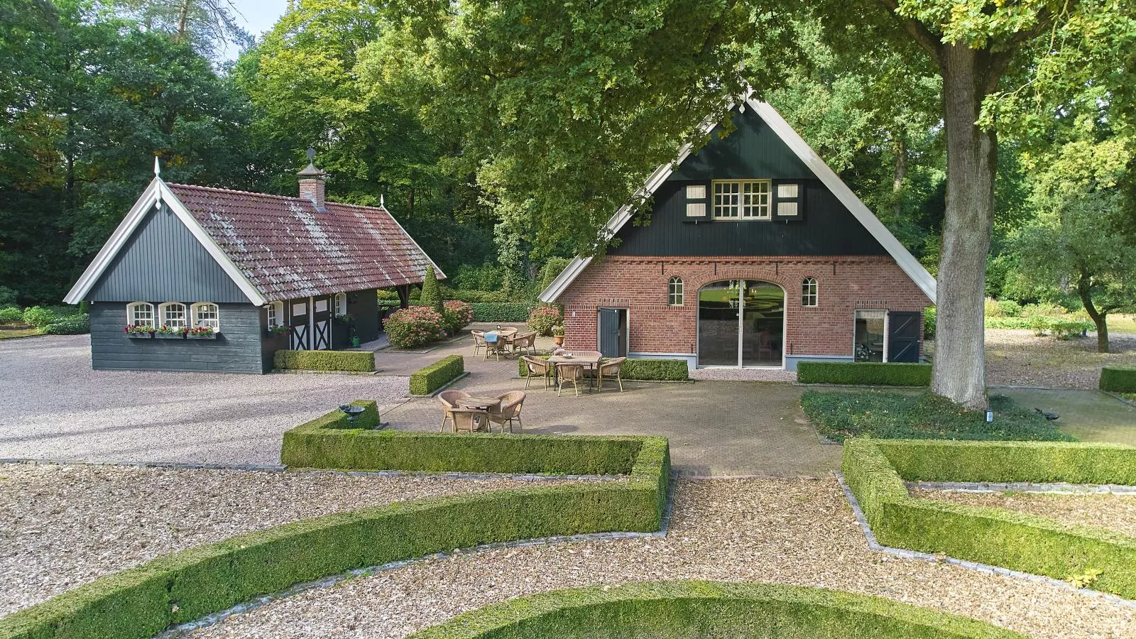 Erve Het Klaashuis-Gardens in summer