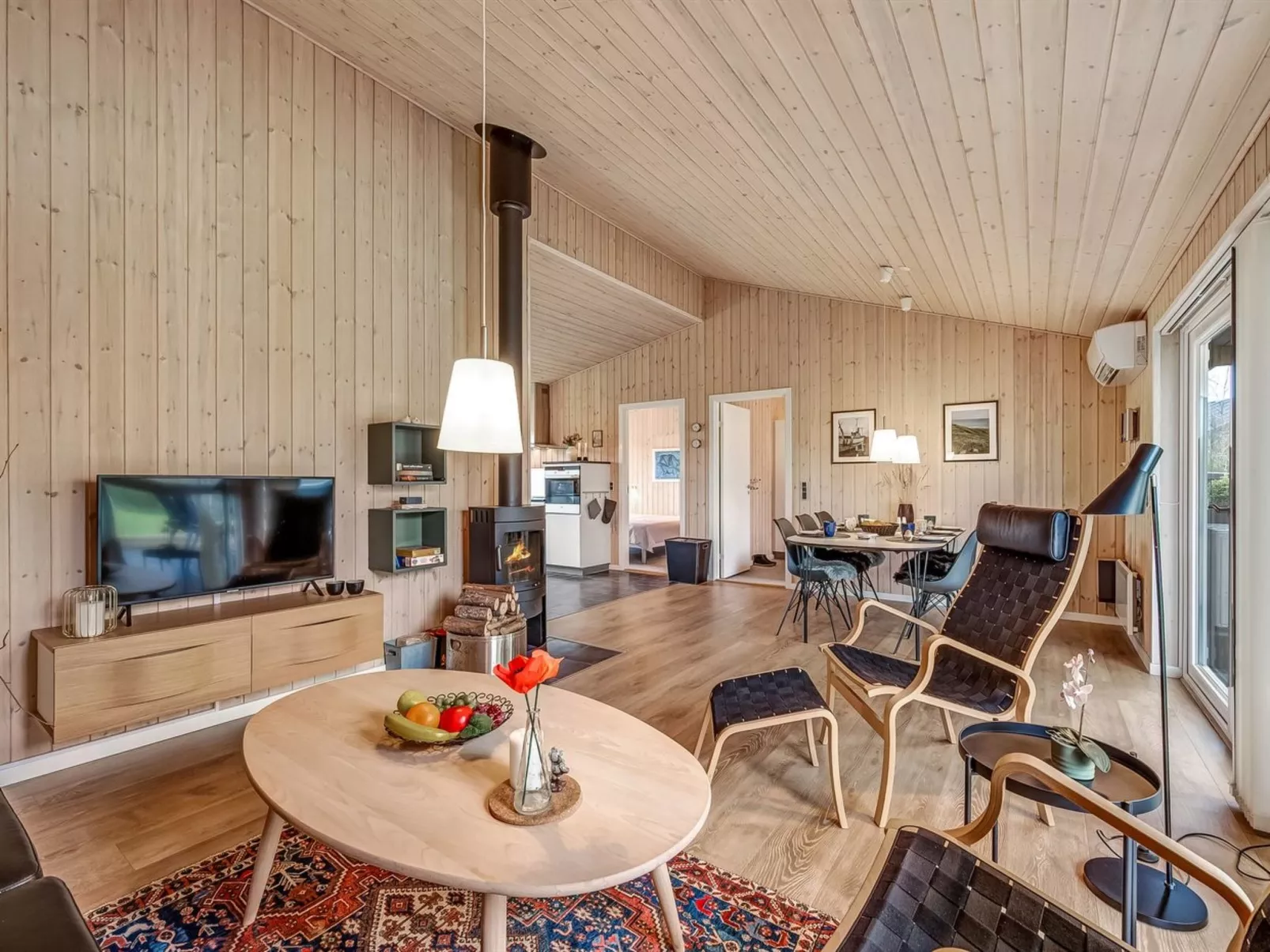 "Anelise" - 800m to the fjord-Drinnen