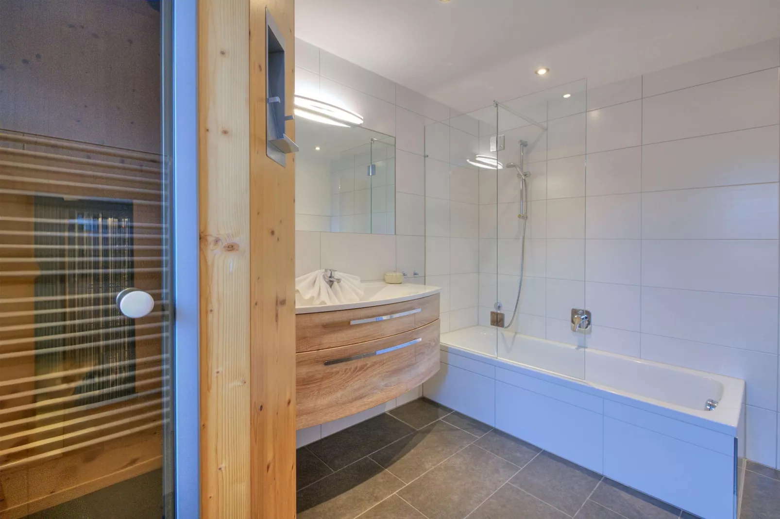 Brunner Apartment Top 6-Badezimmer