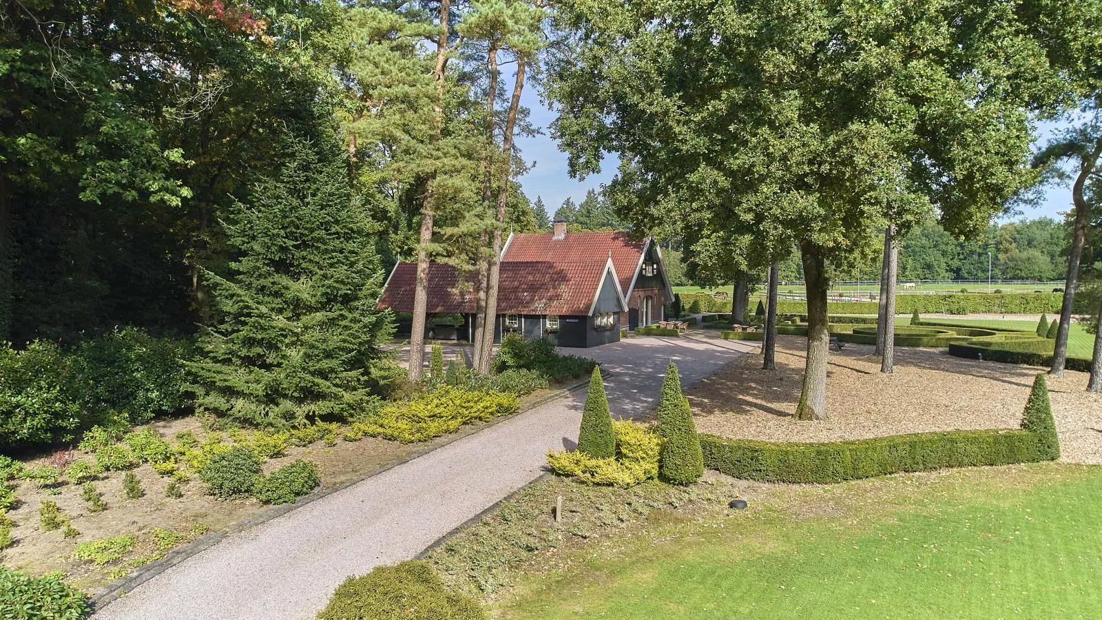 Erve Het Klaashuis-Gardens in summer