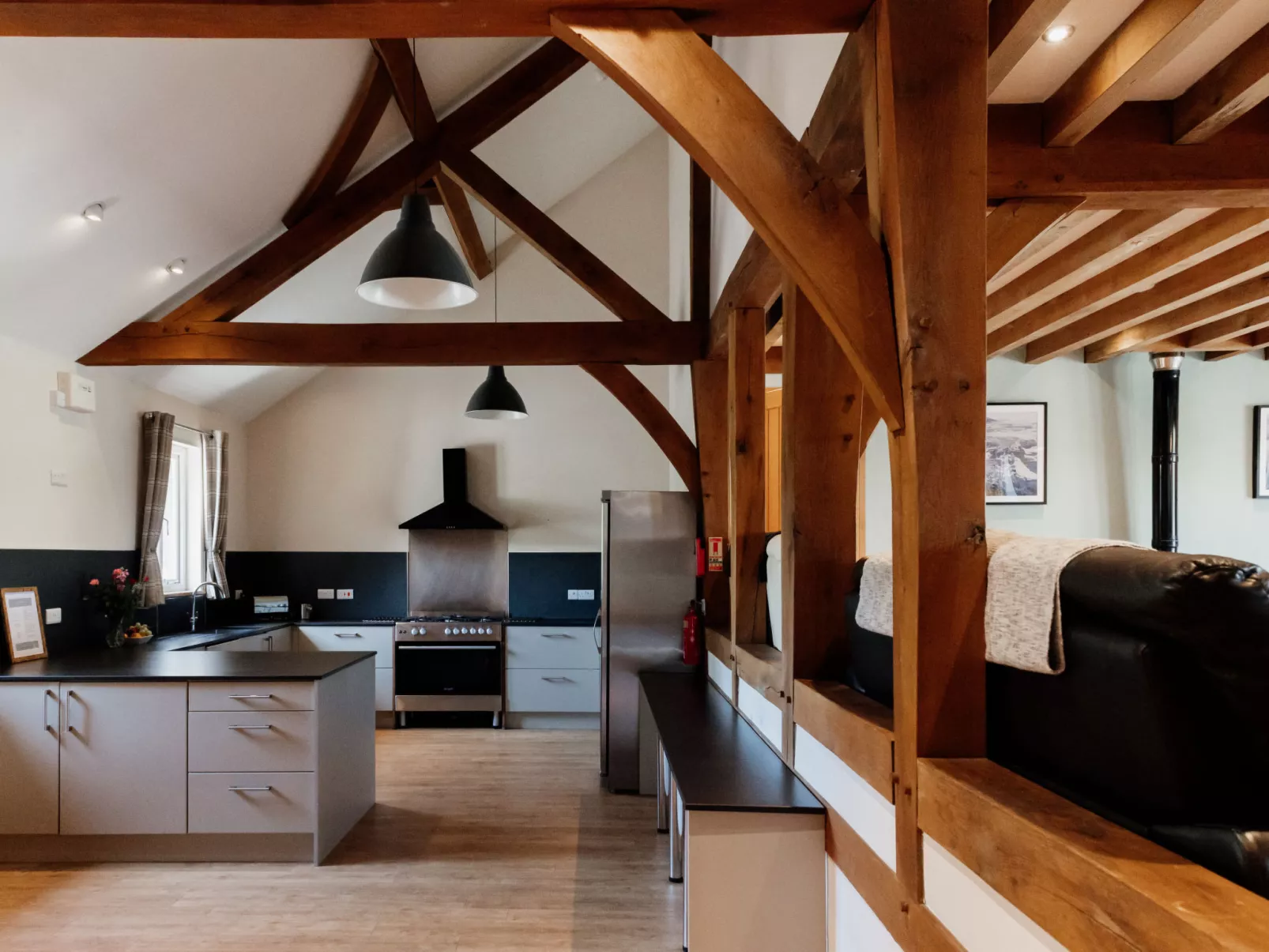 The Welsh Barn-Dedans