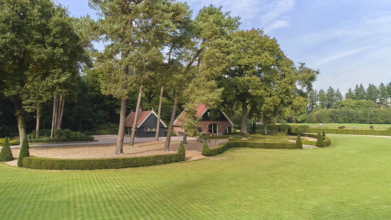 Erve Het Klaashuis-Gardens in summer