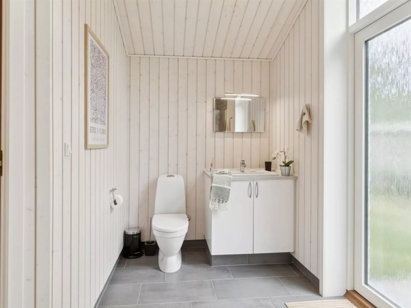 "Ovine" - 1.2km to the fjord-Inside