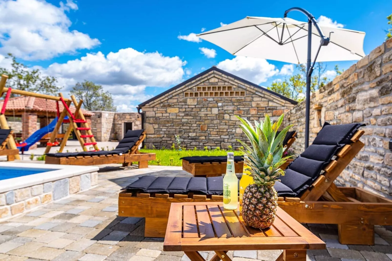 Luxury Villa Escape-Ambiance