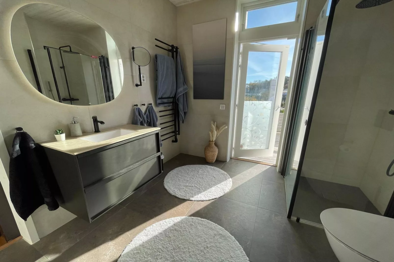 Strandhaus in Sandvik mit Pool-Innenbereich