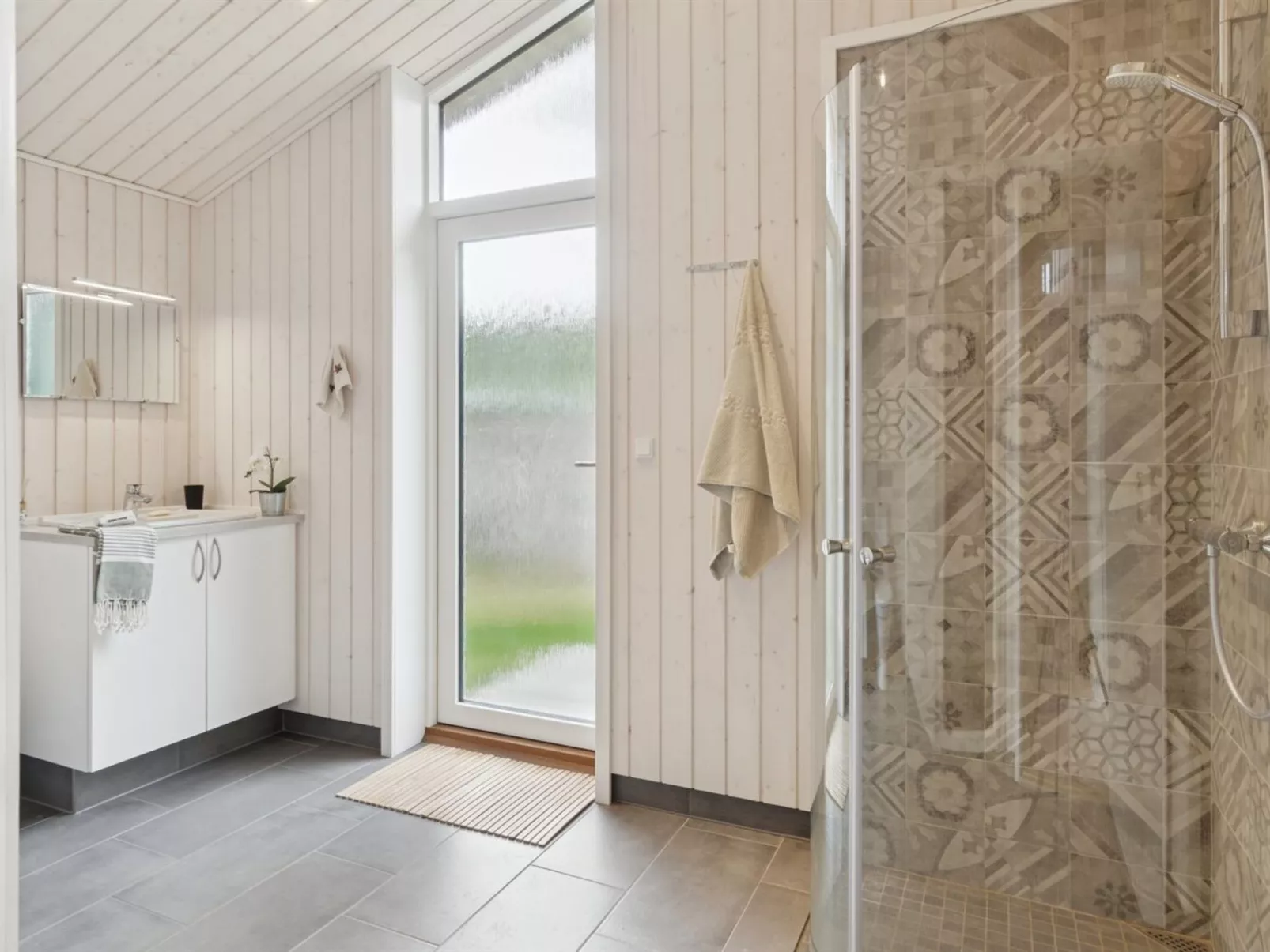 "Ovine" - 1.2km to the fjord-Inside