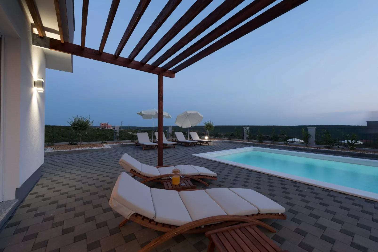 Luxury Escape with Swimming Pool & Modern Design -Deluxe Four Bedroom Villa with Private Pool (Villa 6)-Schwimmbad