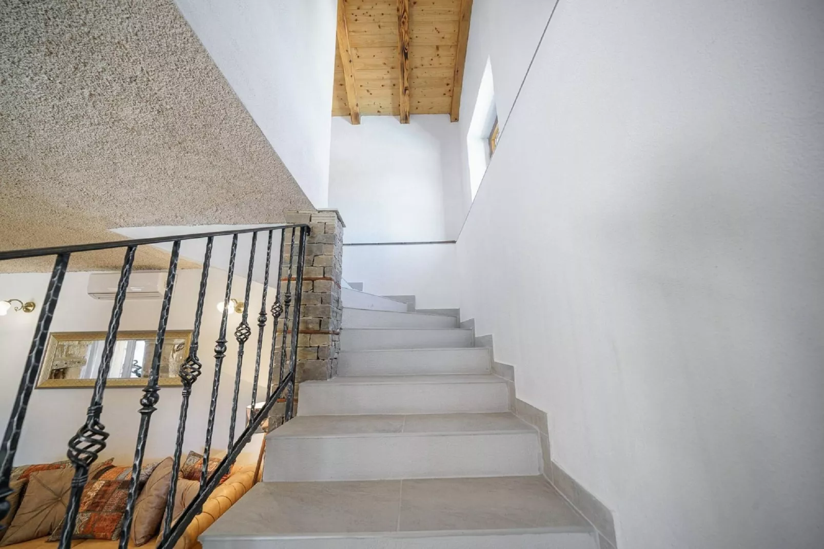 Authentic Villa Malou-Flur