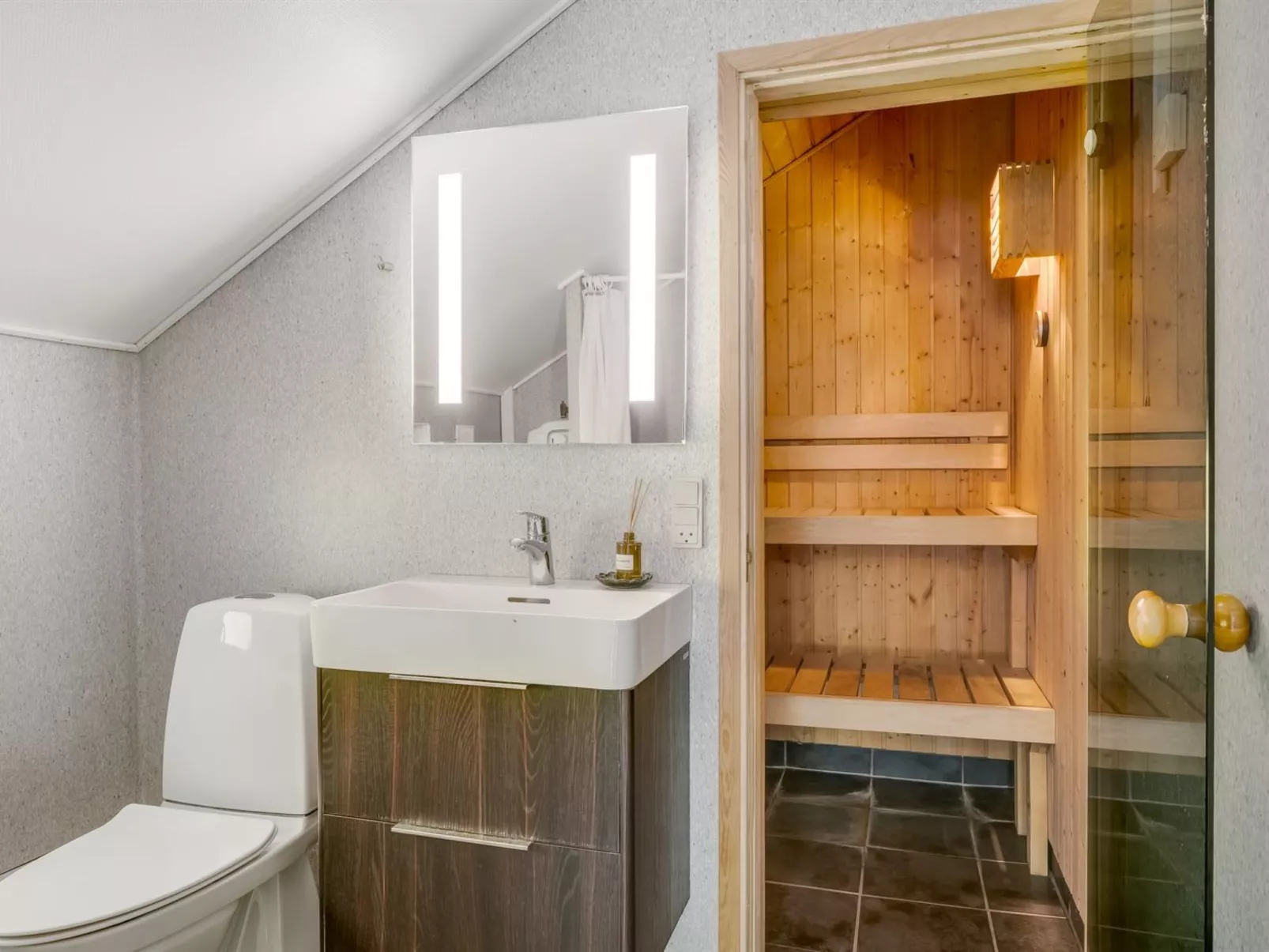 "Eisa" - 300m to the fjord-Inside