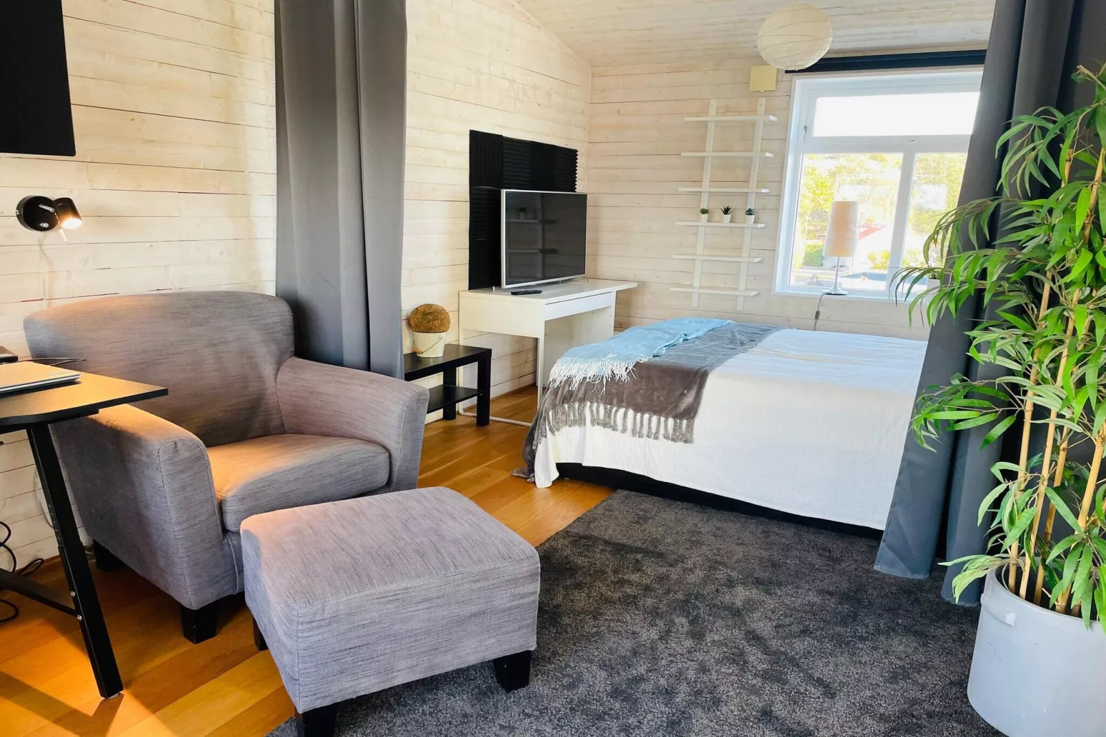 Strandhaus in Sandvik mit Pool-Innenbereich