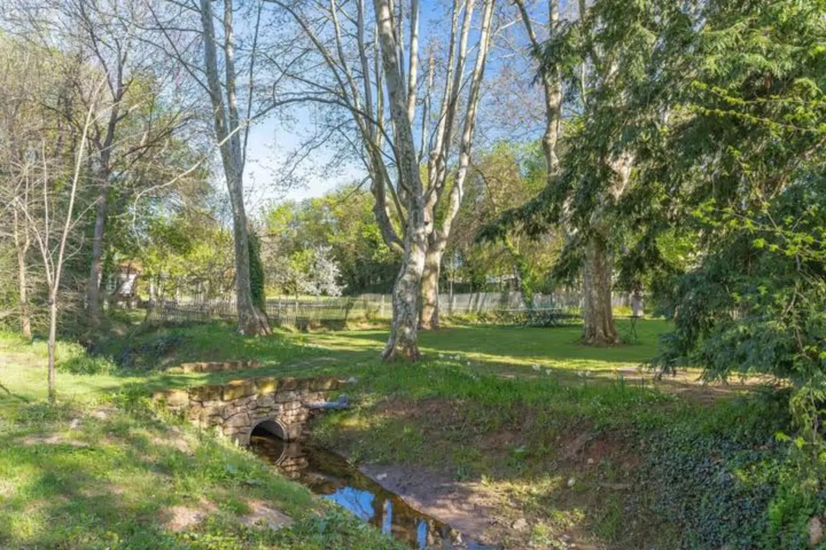 Mas de Corinne-Areas within 1km in summer