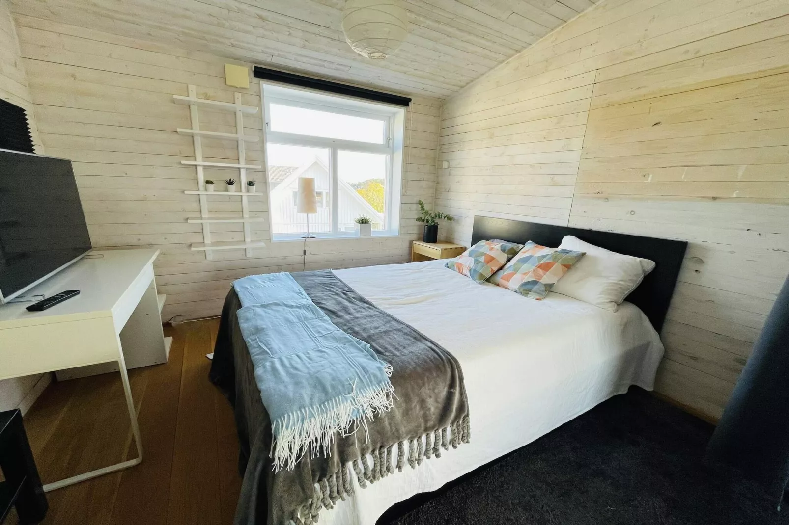 Strandhaus in Sandvik mit Pool-Innenbereich