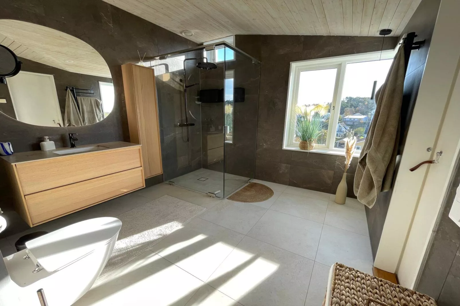 Strandhaus in Sandvik mit Pool-Innenbereich