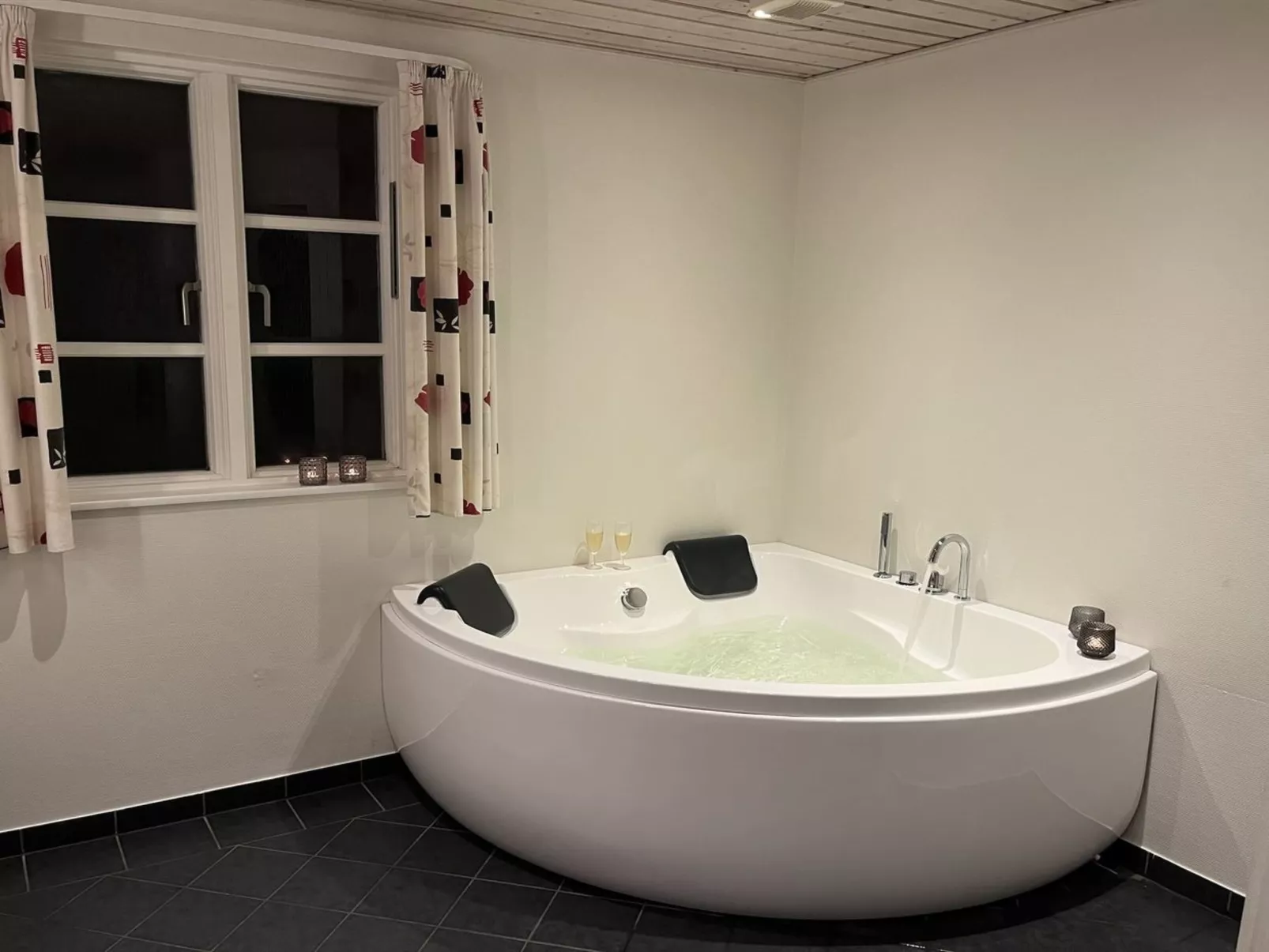 "Benita" - 400m to the fjord-Dedans