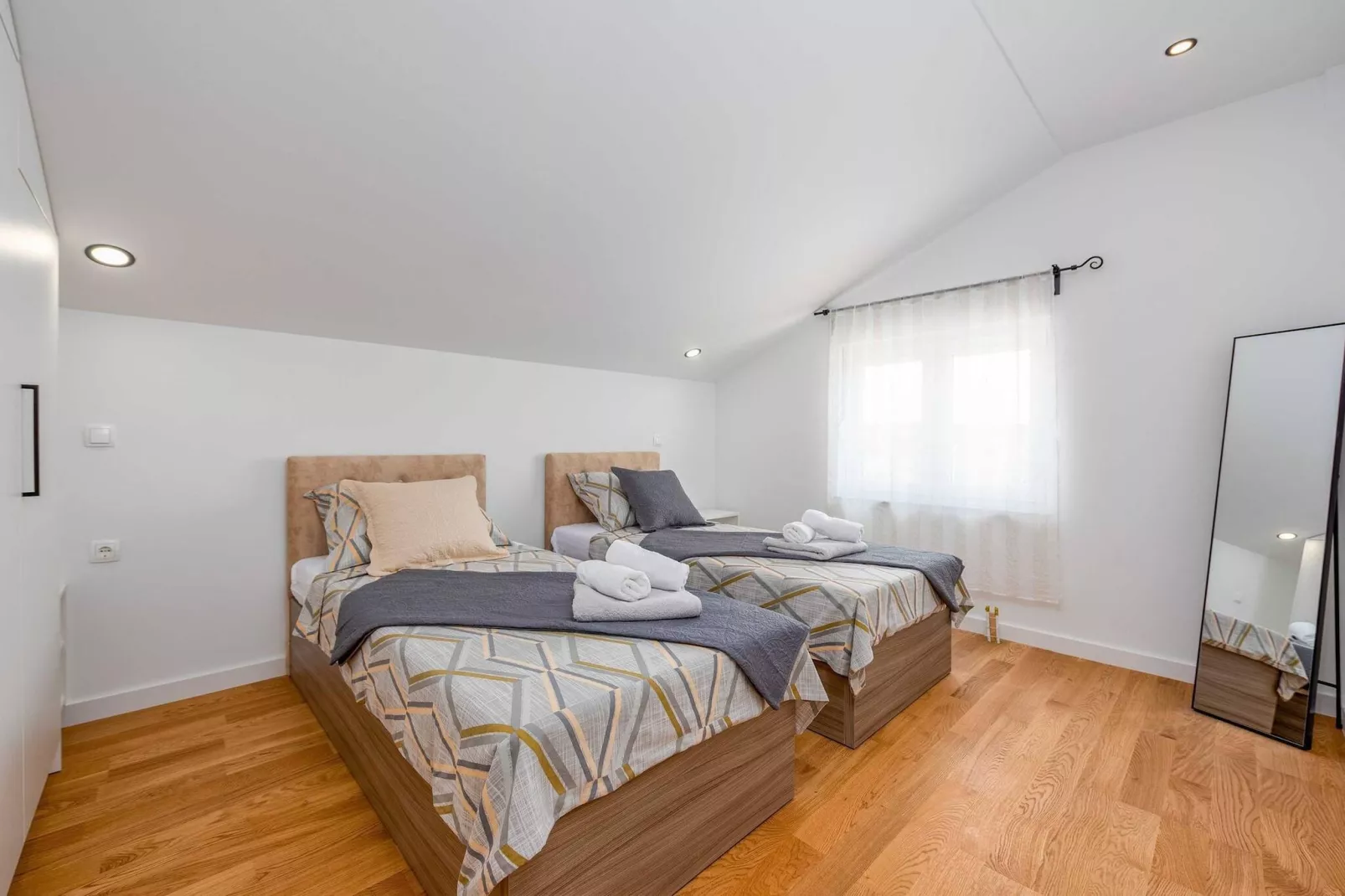 Villa Pezer with heated pool & sauna-Chambre