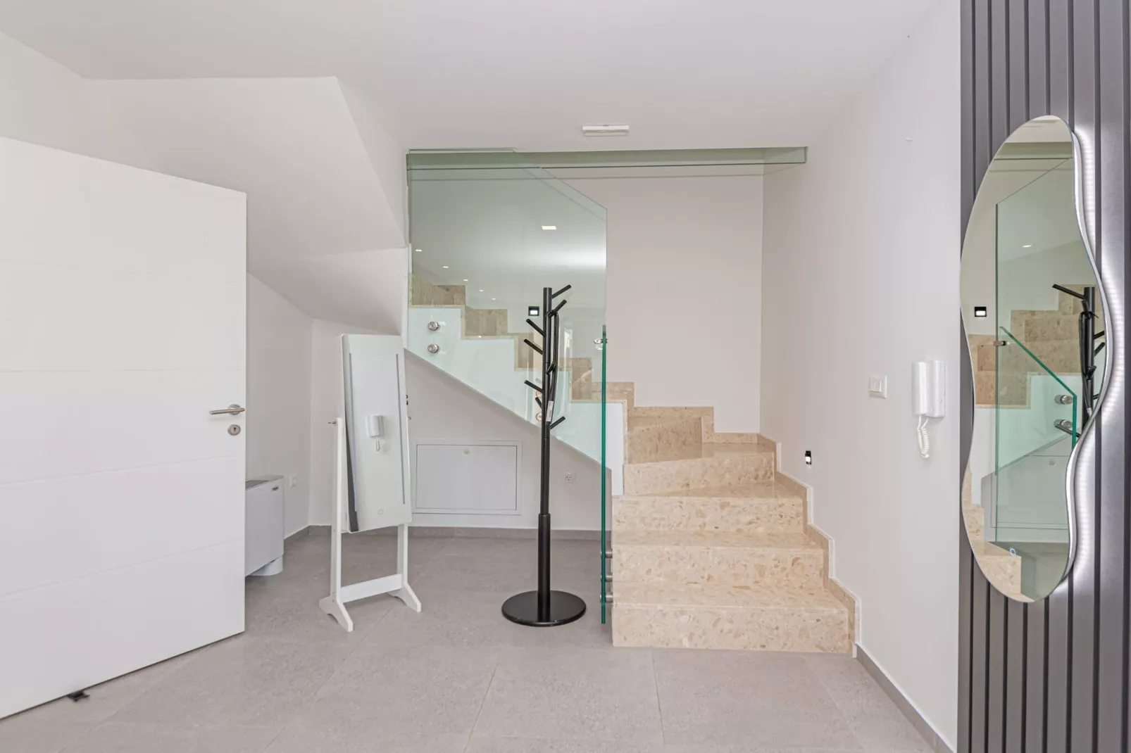 Four-Bedroom Villa With Pool-Treppe