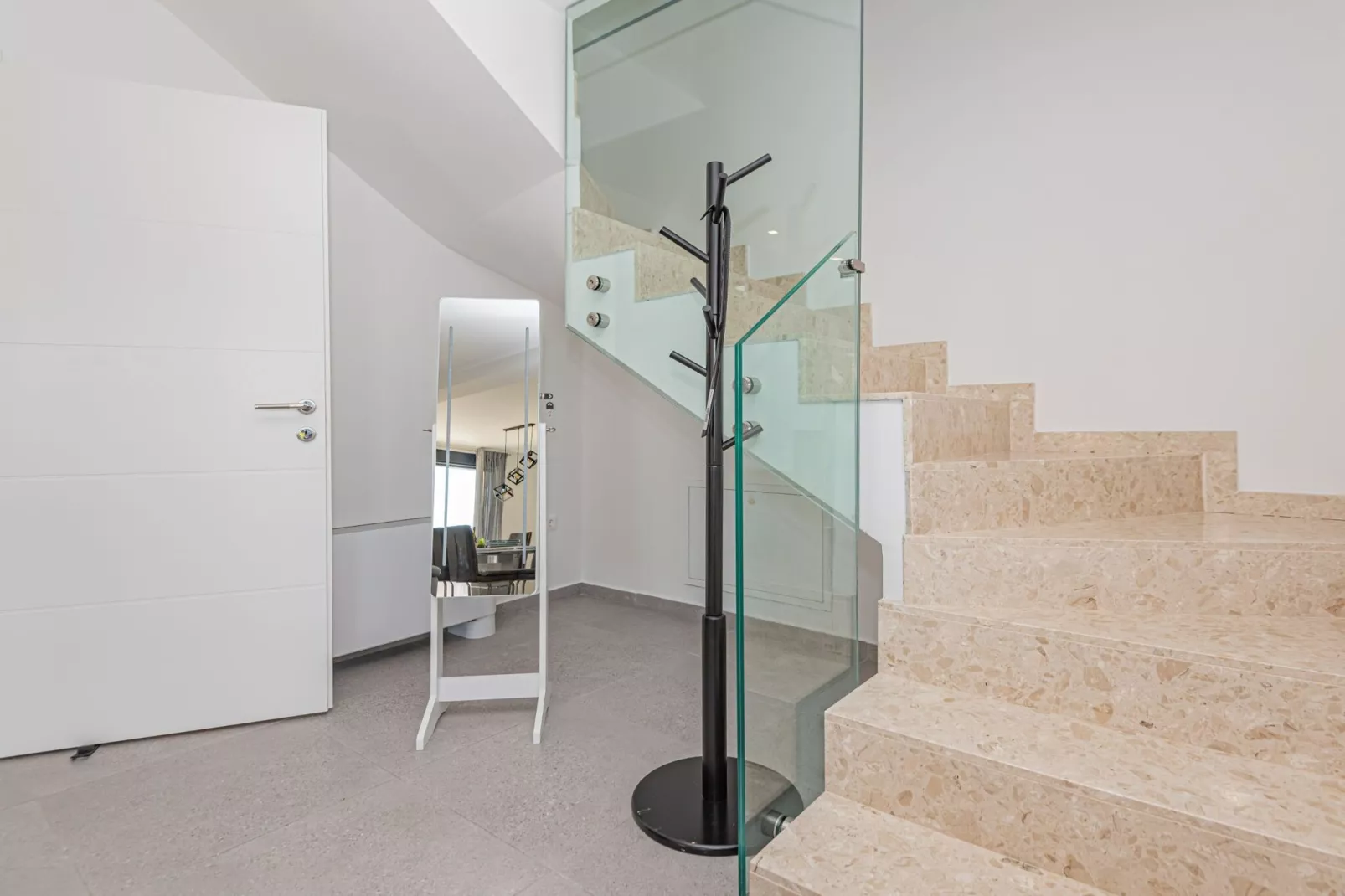 Four-Bedroom Villa With Pool-Treppe