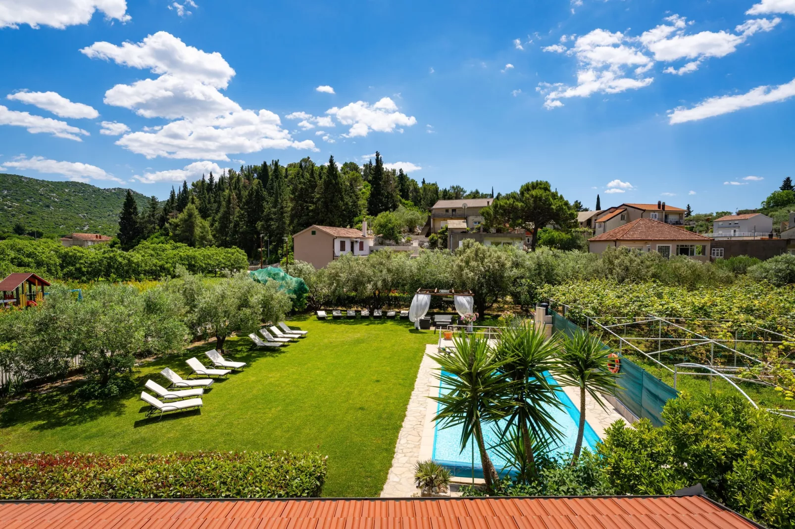 Villa Green Paradise-Gardens in summer