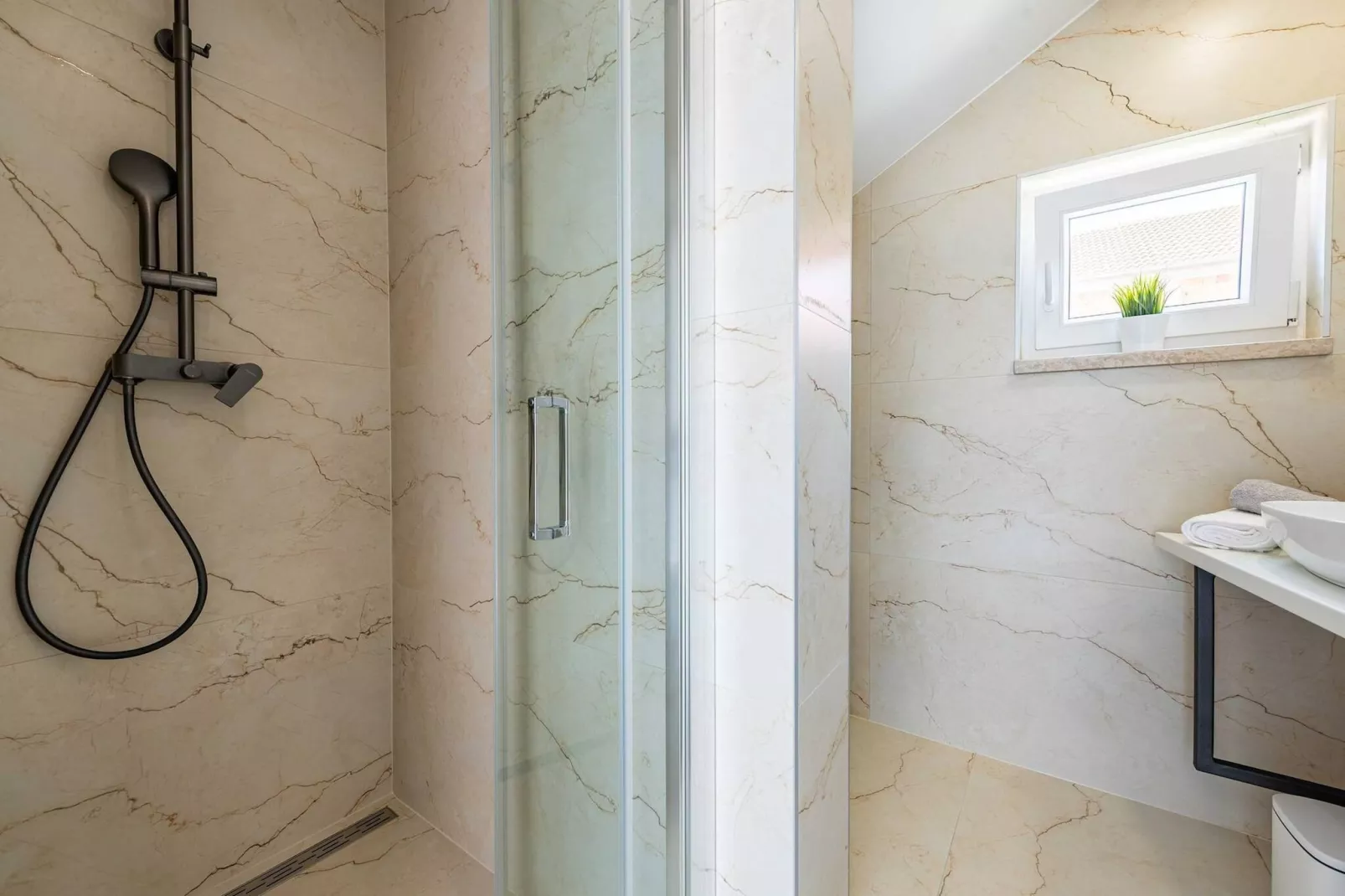 Villa Pezer with heated pool & sauna-Salle de bain