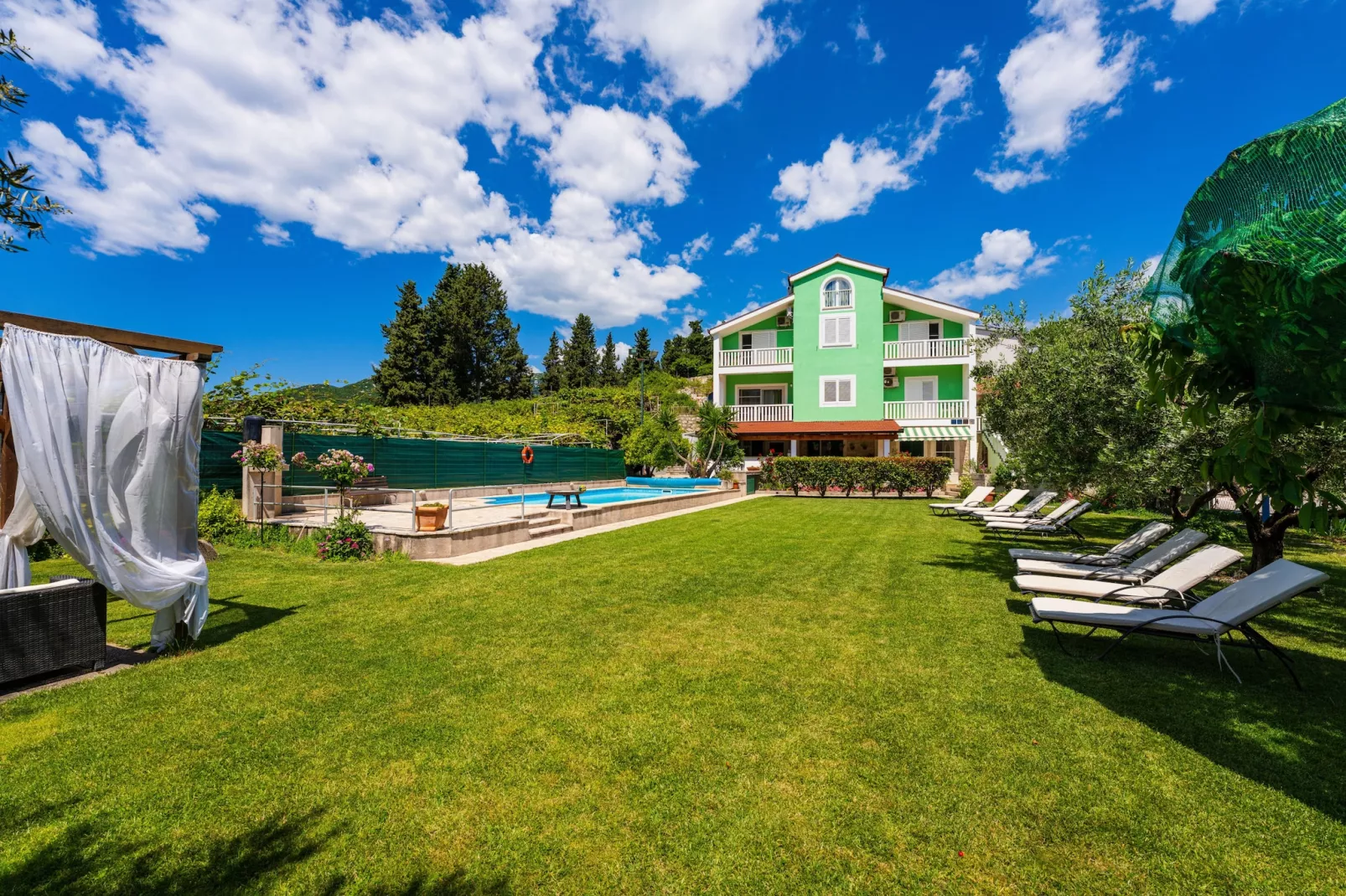 Villa Green Paradise-Gardens in summer