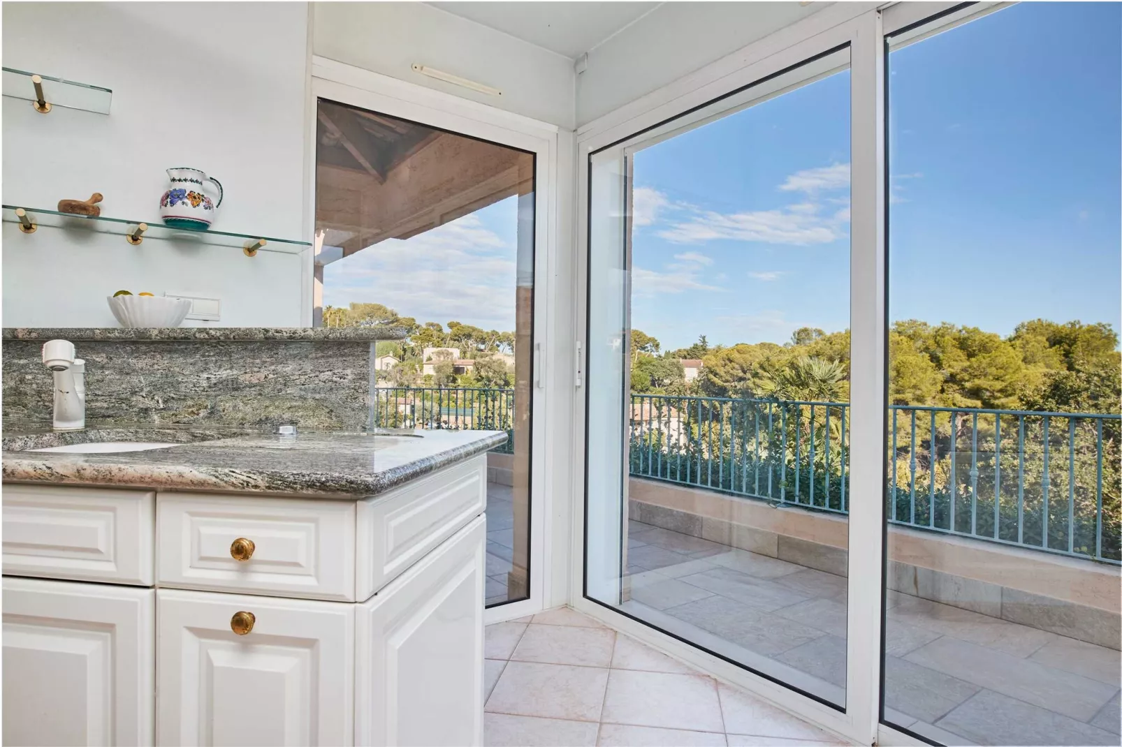 AP-652-PERTUADES-Untagged