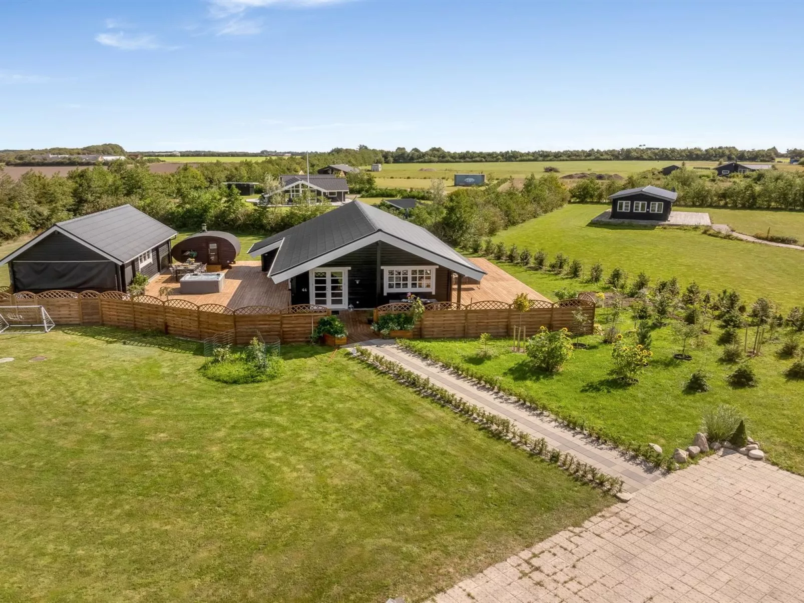 "Gizella" - 500m to the fjord-Outside