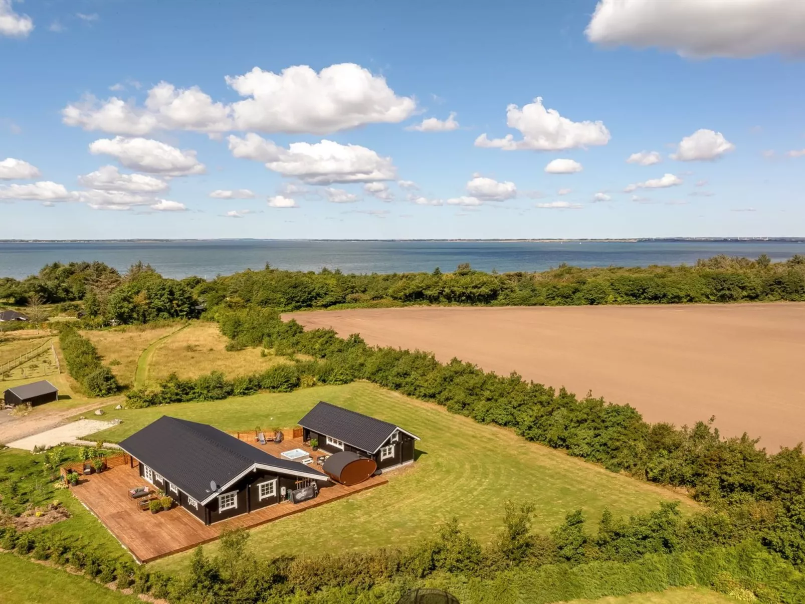 "Gizella" - 500m to the fjord-Outside