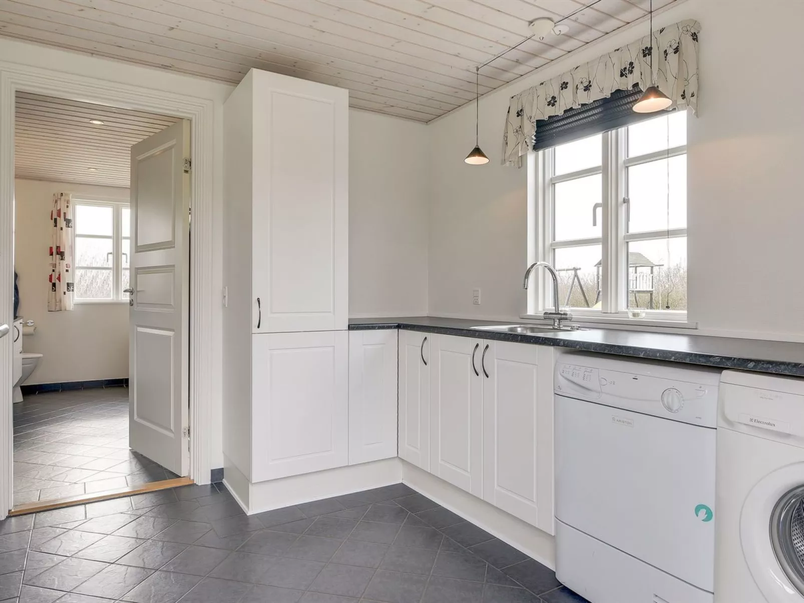 "Benita" - 400m to the fjord-Dedans