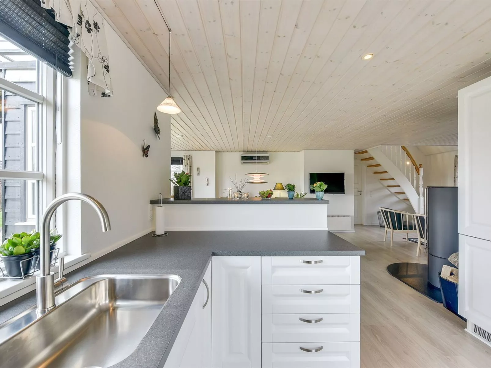 "Benita" - 400m to the fjord-Dedans