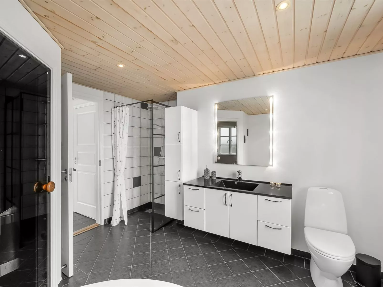 "Benita" - 400m to the fjord-Dedans