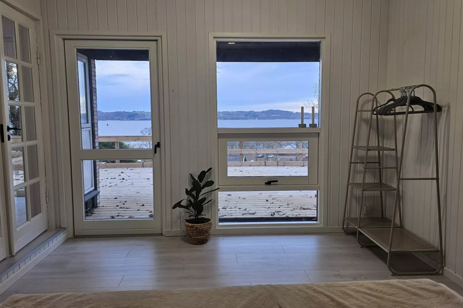 Family-Friendly Cottage Near the Coast-Water view
