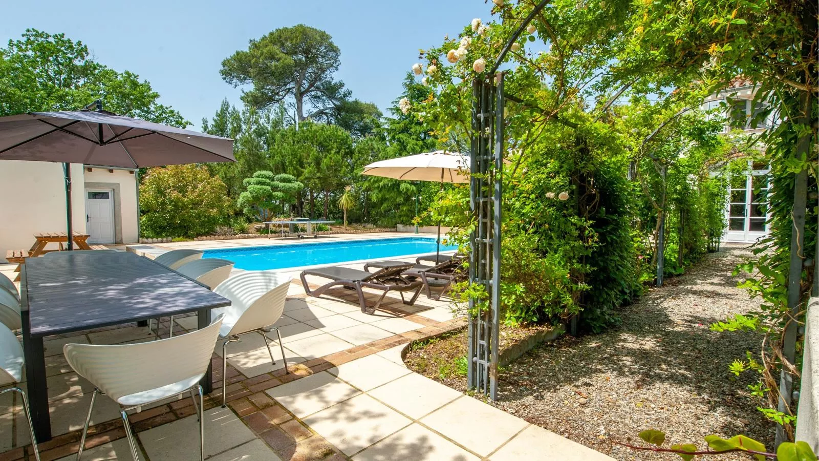Manoir de Montréal - West Wing-Swimming pool