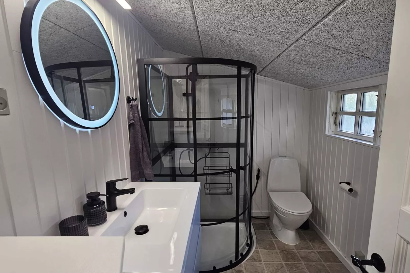 Family-Friendly Cottage Near the Coast-Indoor