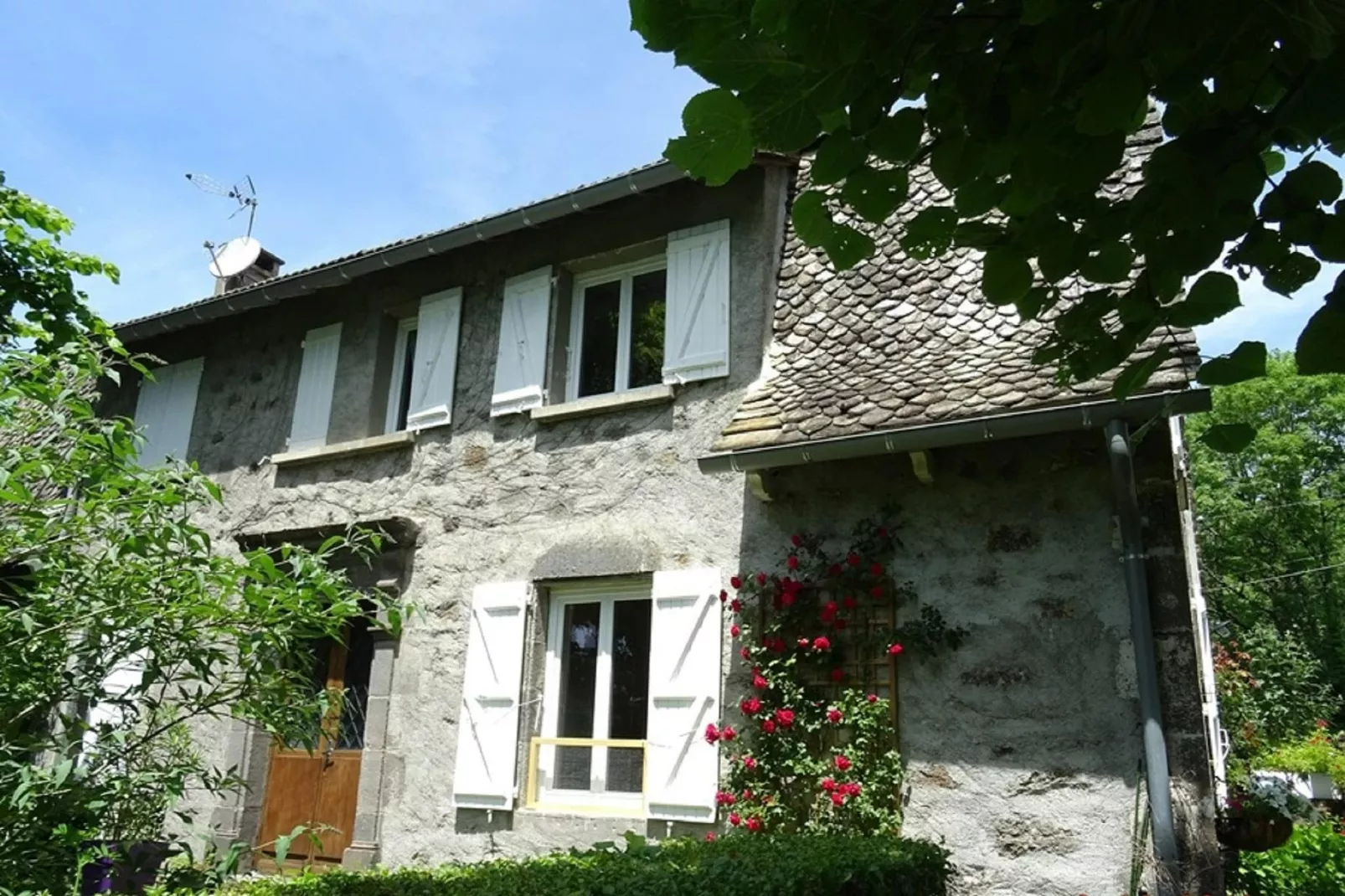Petite Plaisance-Exterior in summer