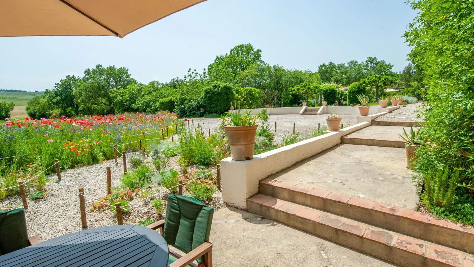 Manoir de Montréal - West Wing-View in summer