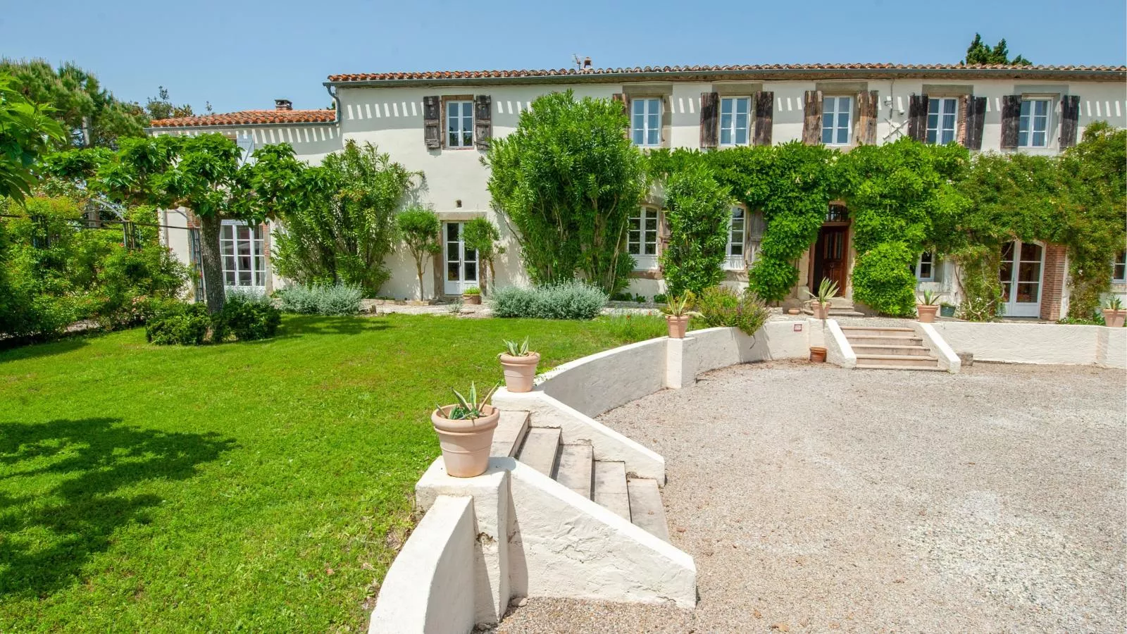 Manoir de Montréal - West Wing-Exterior in summer