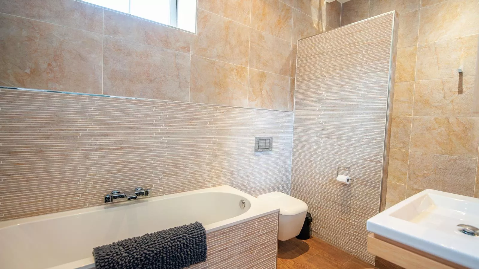 Manoir de Montréal - West Wing-Bathroom