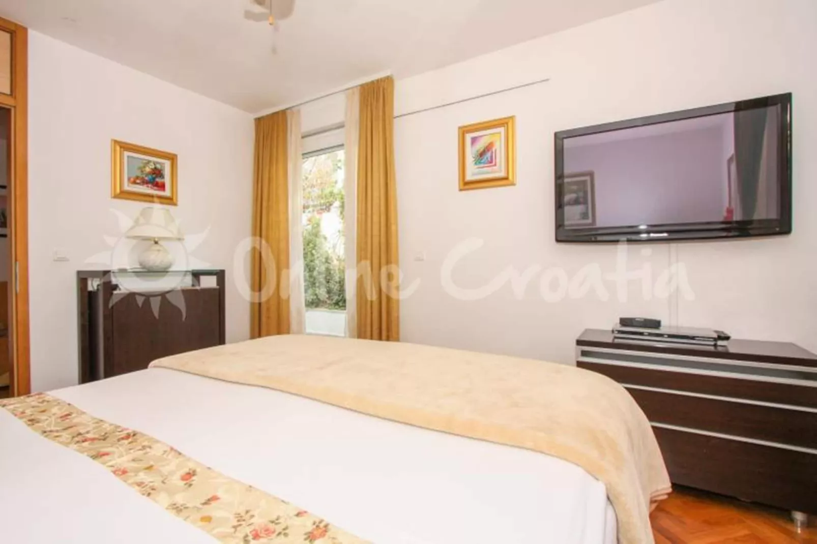 Delux two level garden apartment-Bedroom