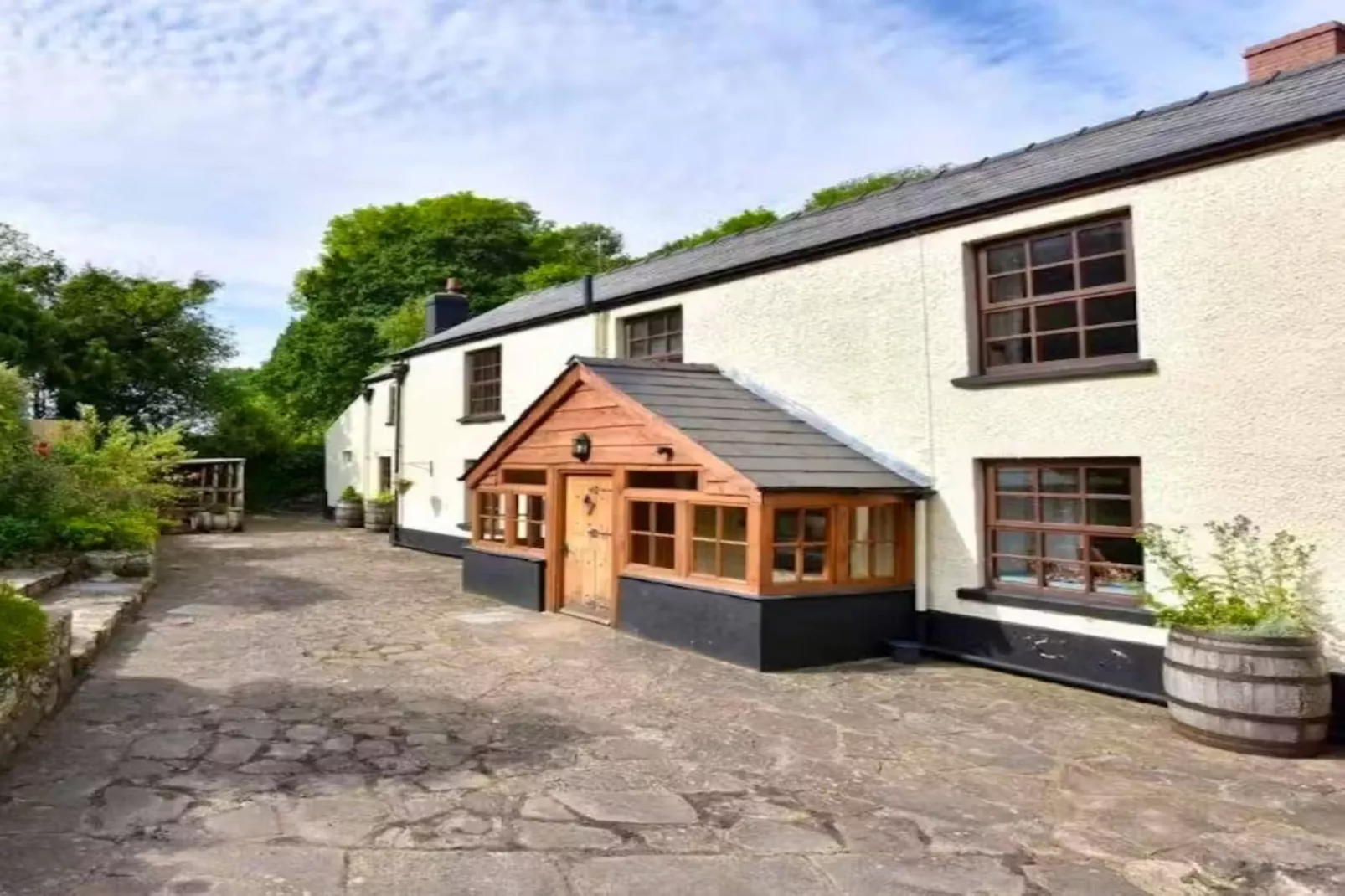 The Anchor-Exterior in summer