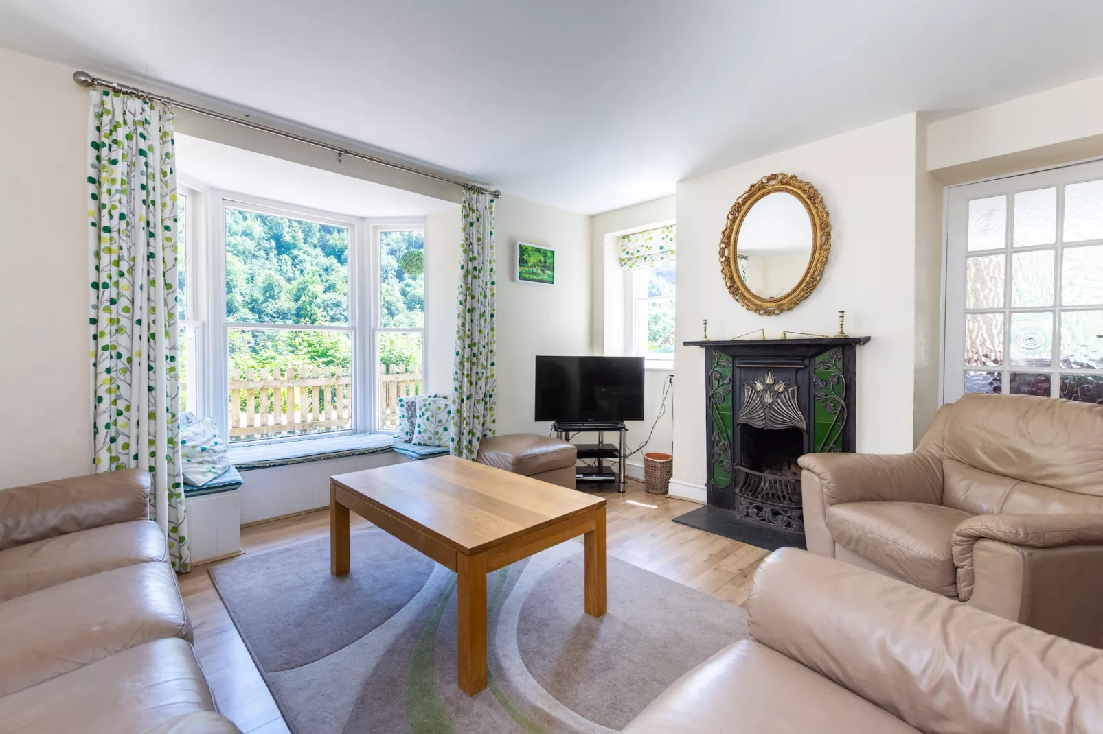 Holly Tree House-Living room