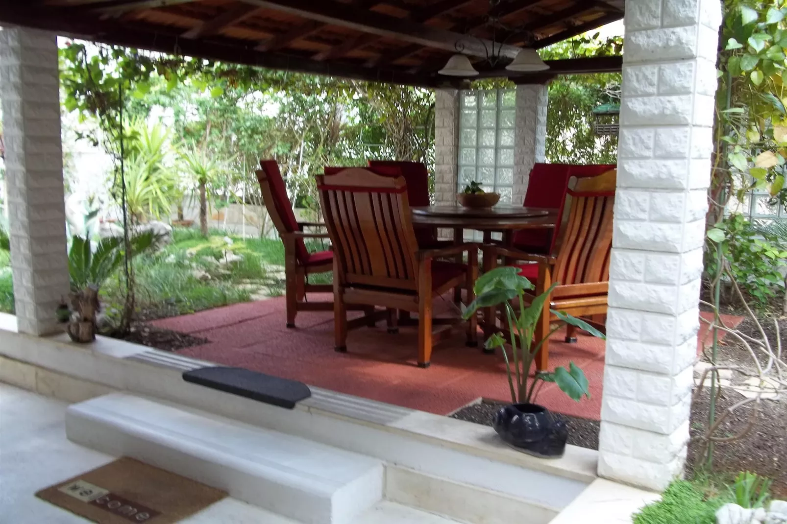 Delux two level garden apartment-Exterior in summer