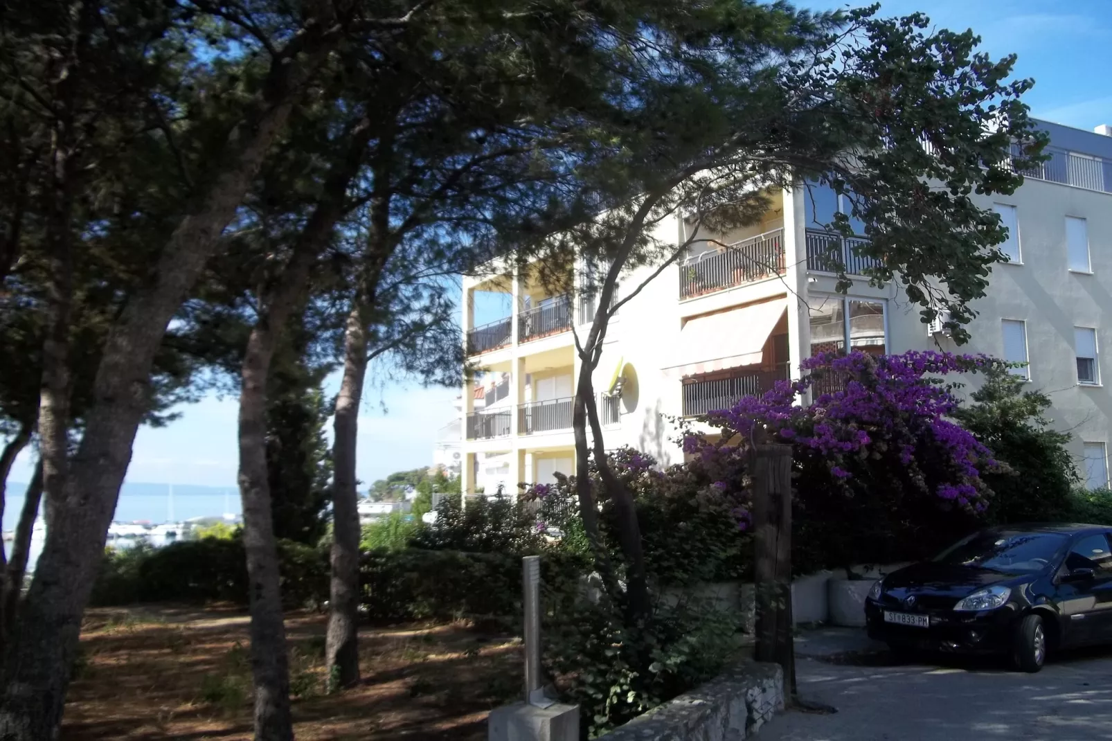 Delux two level garden apartment-Exterior in summer